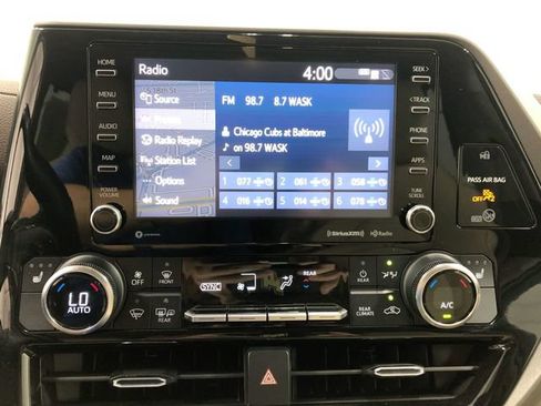 Used 2021 Toyota Highlander XLE AWD/4WD image 21