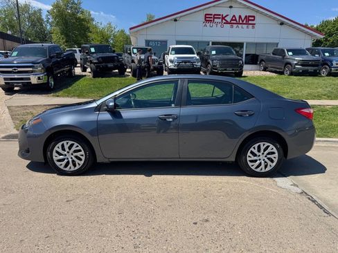 Used 2018 Toyota Corolla LE FWD image 2
