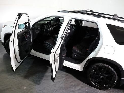 Used 2025 Honda Pilot Black Edition image 5