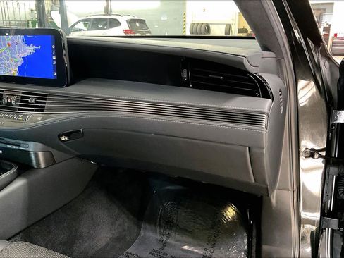 Used 2022 Lexus LS 500 F Sport w/ Accessory Package (Z2) image 18