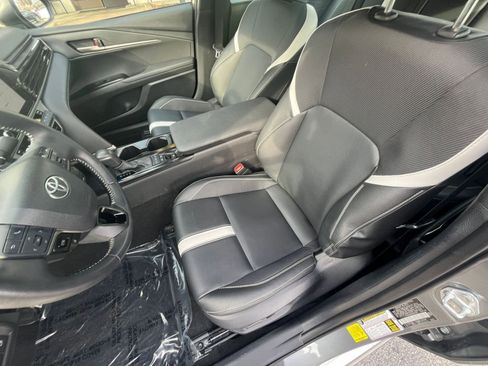 Used 2025 Toyota Camry SE image 30