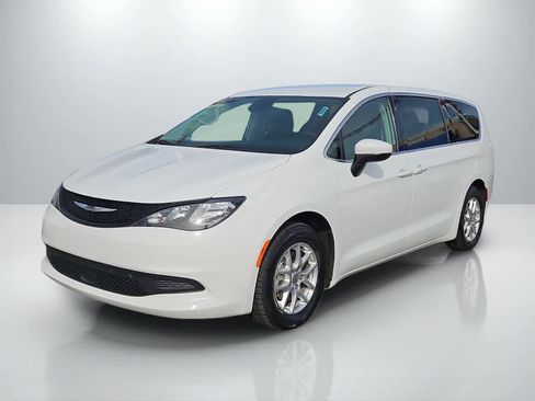 Used 2023 Chrysler Voyager LX FWD image 5