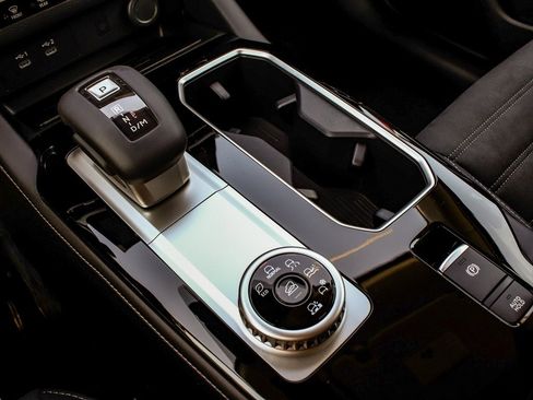 New 2025 Mitsubishi Outlander SE image 24