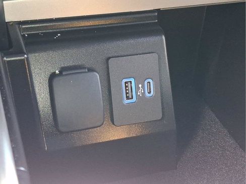 Used 2024 Ford Explorer XLT AWD/4WD image 23