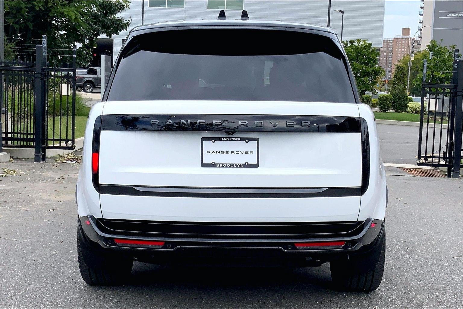 Certified 2026 Land Rover Range Rover Long Wheelbase SE AWD/4WD image 4