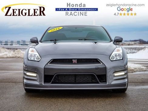 Used 2016 Nissan GT-R Premium image 2