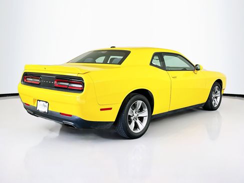 Used 2018 Dodge Challenger SXT image 9