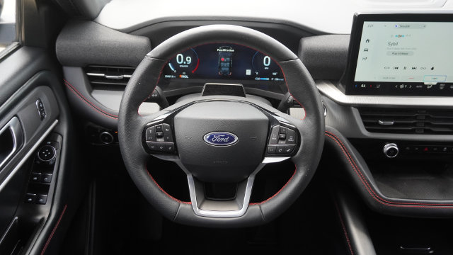 Used 2025 Ford Explorer ST-Line w/ ST-Line Street Pack AWD/4WD image 17