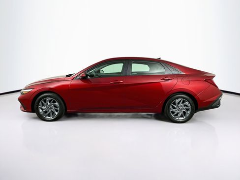 Used 2024 Hyundai Elantra Blue FWD image 4