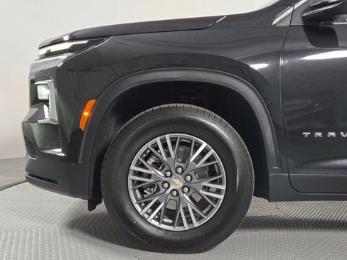 Used 2025 Chevrolet Traverse LT FWD image 9