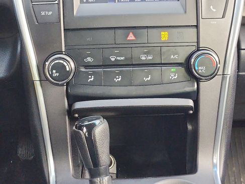 Used 2017 Toyota Camry LE image 18