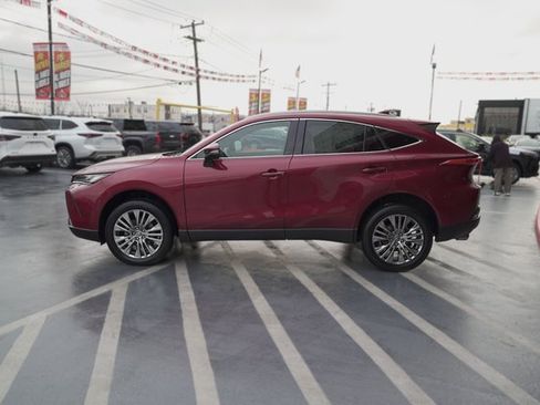 Certified 2023 Toyota Venza XLE image 5