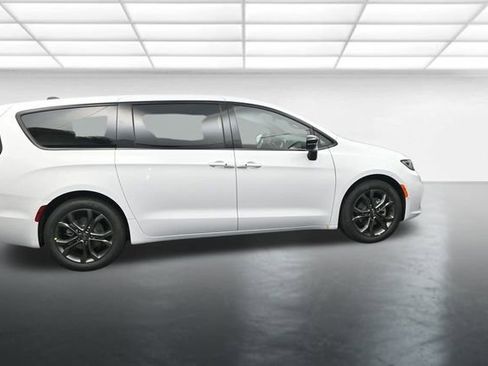 New 2026 Chrysler Pacifica Select image 9