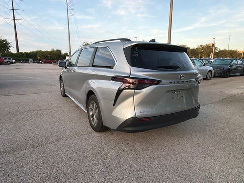 Used 2025 Toyota Sienna XLE FWD image 3