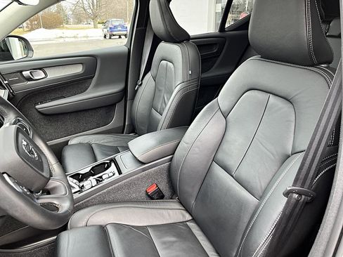 Used 2023 Volvo XC40 B5 Ultimate w/ Protection Package Premier image 4