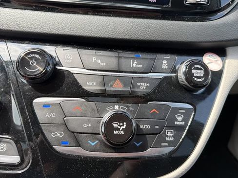 Used 2023 Chrysler Pacifica Touring-L FWD image 35