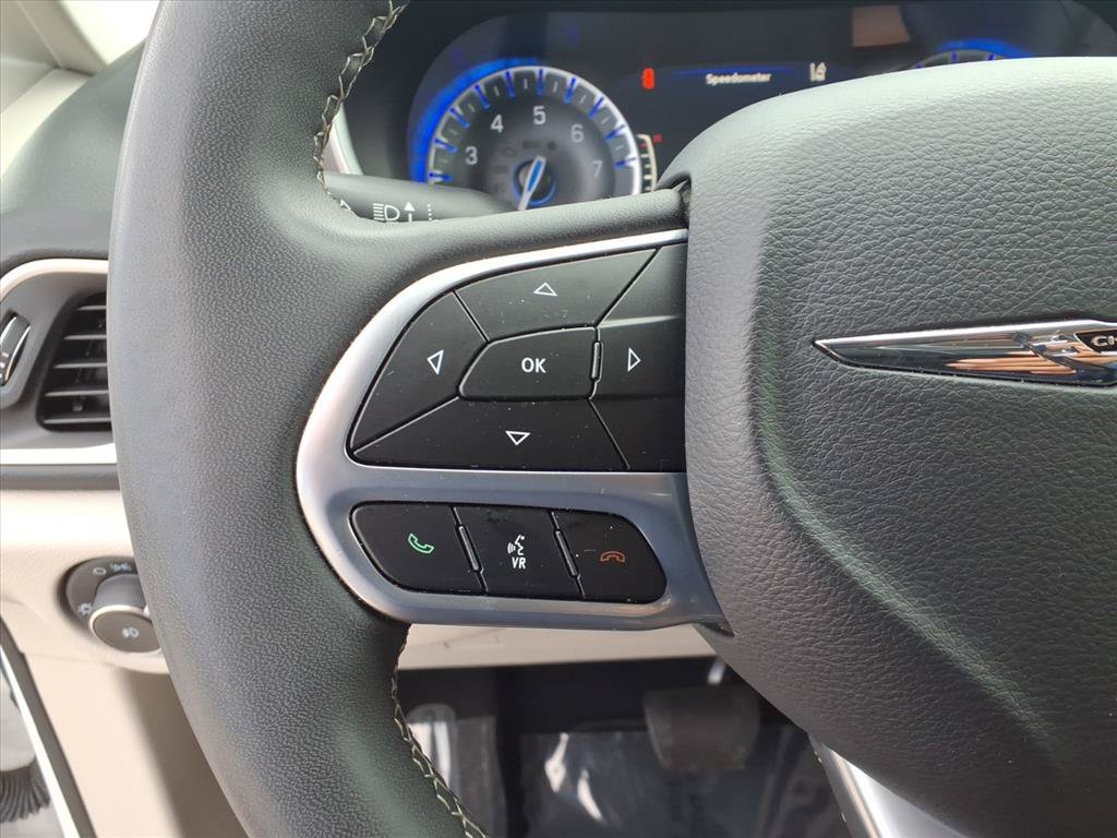 Used 2023 Chrysler Pacifica Touring-L FWD image 15