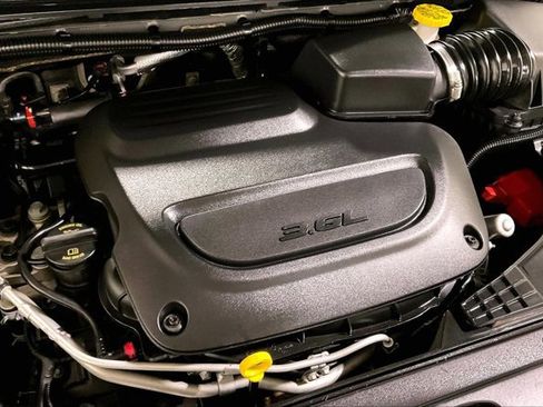 Used 2021 Chrysler Pacifica Touring-L w/ Uconnect Theater Family Group FWD image 32