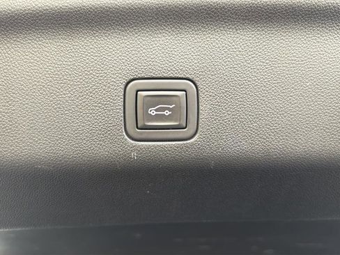 Used 2024 Chevrolet Tahoe Premier AWD/4WD image 16