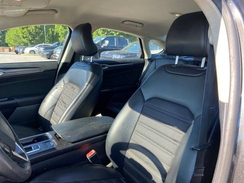 Used 2017 Ford Fusion SE w/ Equipment Group 201A FWD image 11