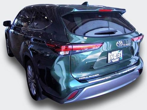 Used 2024 Toyota Highlander Platinum AWD/4WD image 17