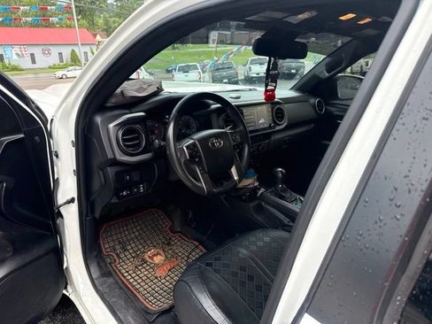 Used 2021 Toyota Tacoma TRD Off-Road AWD/4WD image 4