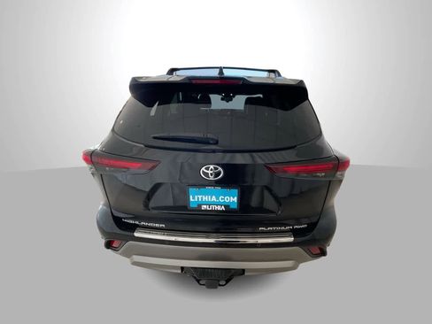 Used 2024 Toyota Highlander Platinum image 7