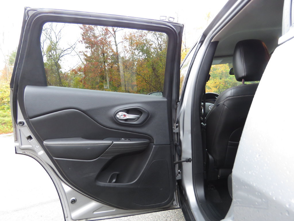 Used 2016 Jeep Cherokee Latitude w/ Safety/Convenience Group AWD/4WD image 18
