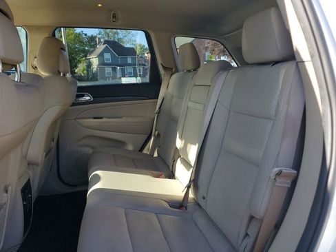 Used 2019 Jeep Grand Cherokee Laredo image 9