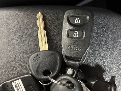 Used 2010 Kia Soul + FWD image 31