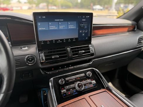 Used 2023 Lincoln Navigator Reserve AWD/4WD image 18