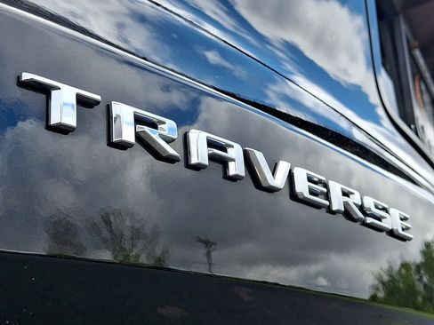 Used 2025 Chevrolet Traverse LT FWD image 24