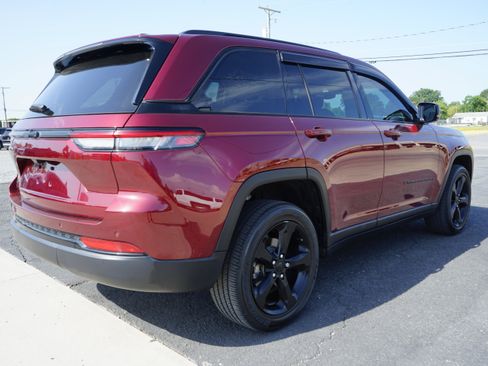 Used 2024 Jeep Grand Cherokee Altitude AWD/4WD image 5