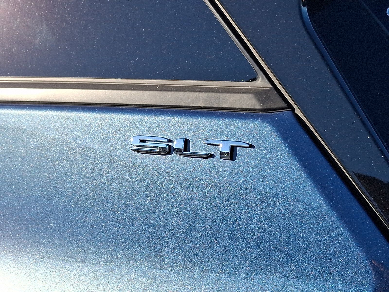 Used 2024 GMC Terrain SLT AWD/4WD image 30