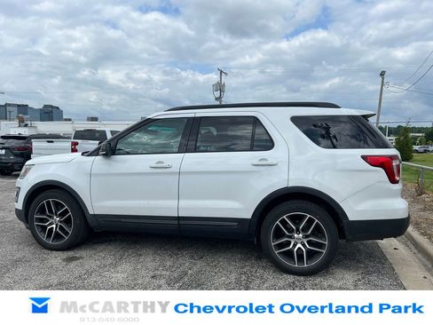 Used 2017 Ford Explorer XLT w/ Equipment Group 202A FWD image 5