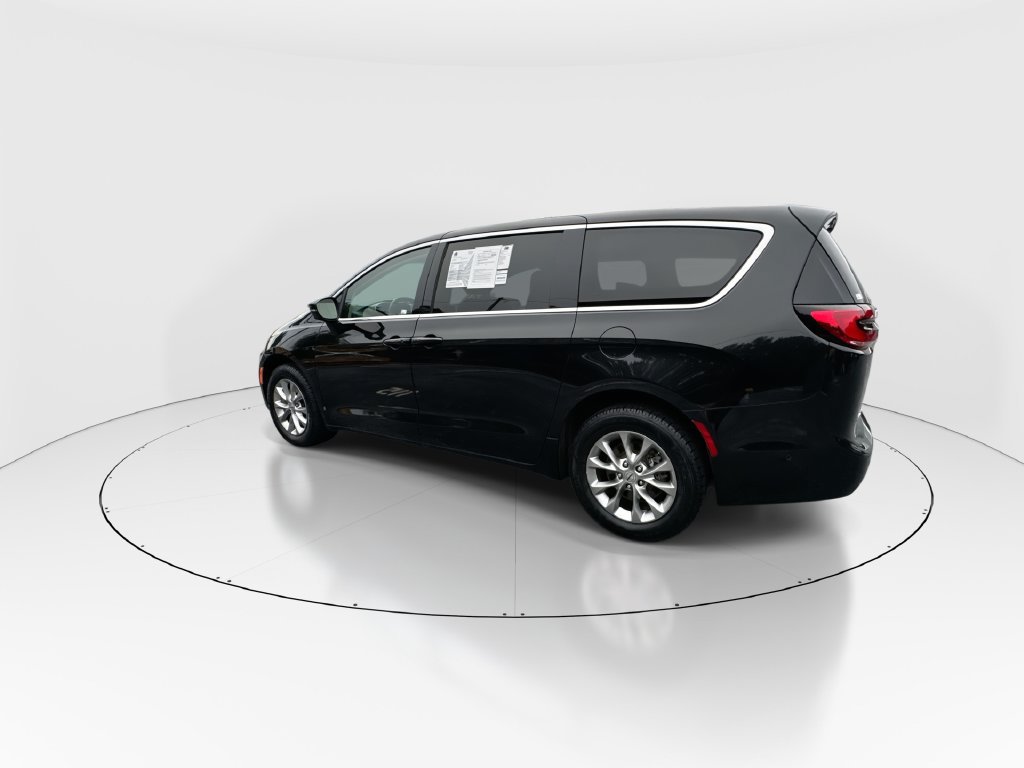 Used 2023 Chrysler Pacifica Touring-L w/ Uconnect Theater Family Group AWD/4WD image 6