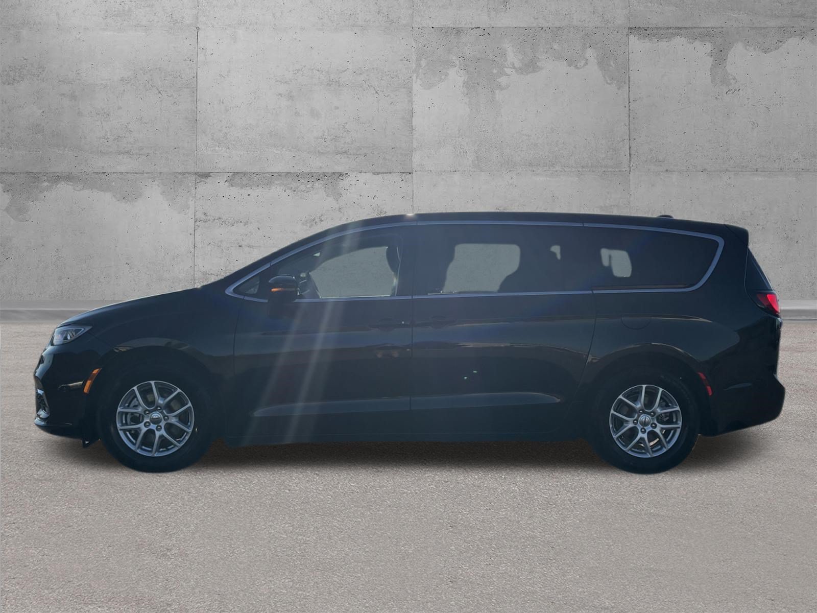 Used 2024 Chrysler Pacifica Touring-L FWD image 6