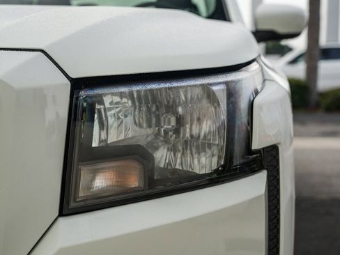 Used 2024 Nissan Frontier SV image 8