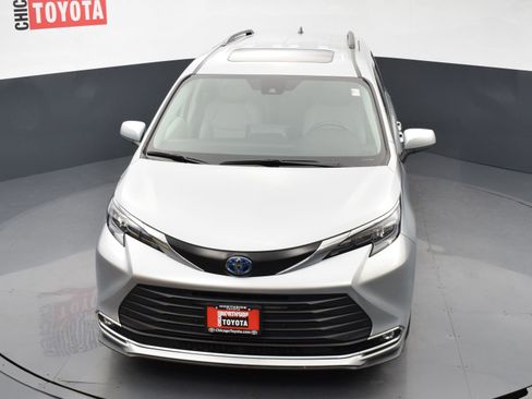 Used 2024 Toyota Sienna XLE image 27
