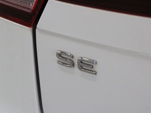 Used 2022 Volkswagen Tiguan SE image 38