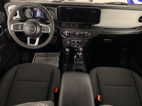 Used 2025 Jeep Wrangler Unlimited Sahara AWD/4WD image 33