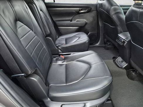 Used 2024 Toyota Highlander XLE FWD image 19