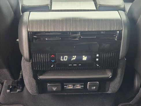 Used 2024 Jeep Wagoneer L Series III w/ Flexible Seating Group AWD/4WD image 18