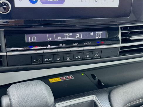 Used 2025 Toyota Sienna LE FWD image 12