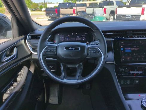 Used 2025 Jeep Grand Cherokee Altitude AWD/4WD image 15