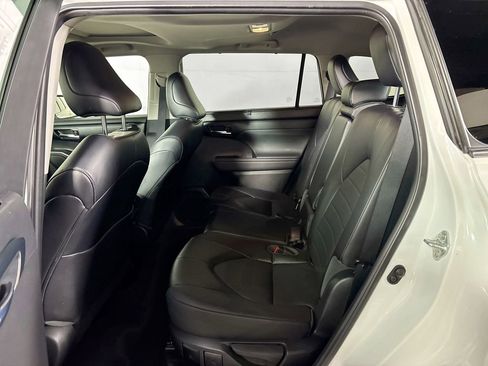 Used 2022 Toyota Highlander XLE AWD/4WD image 20