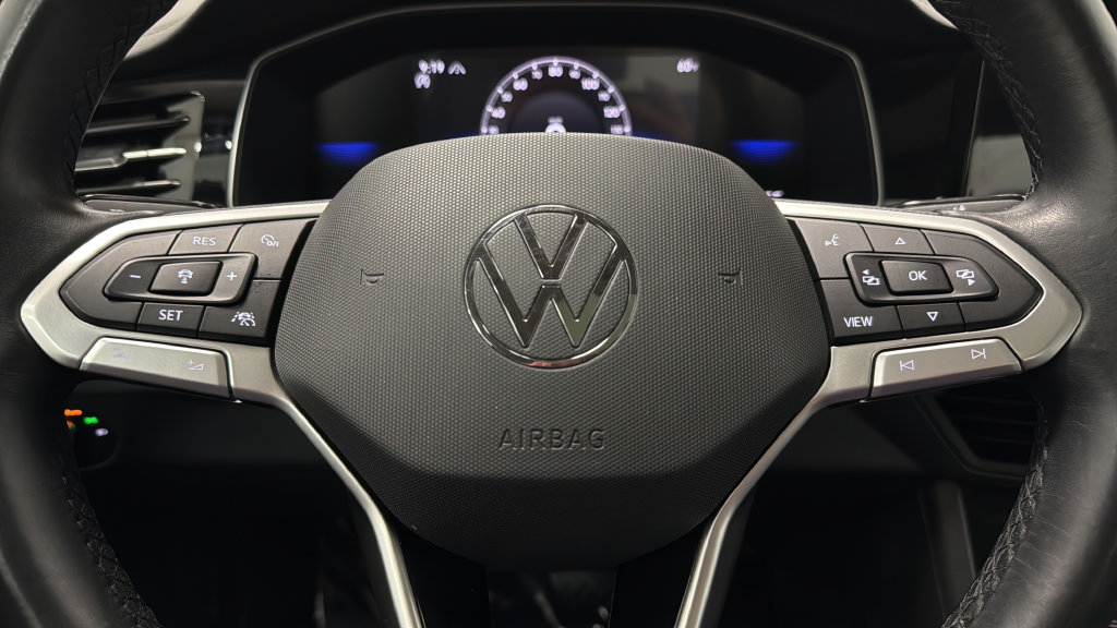 Certified 2025 Volkswagen Jetta SE FWD image 16