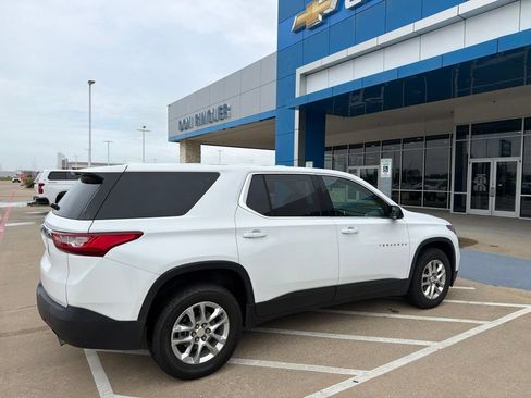 Used 2018 Chevrolet Traverse LS FWD image 2