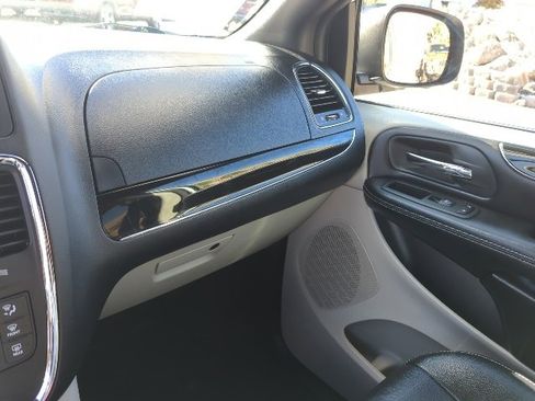 Used 2019 Dodge Grand Caravan SXT image 8