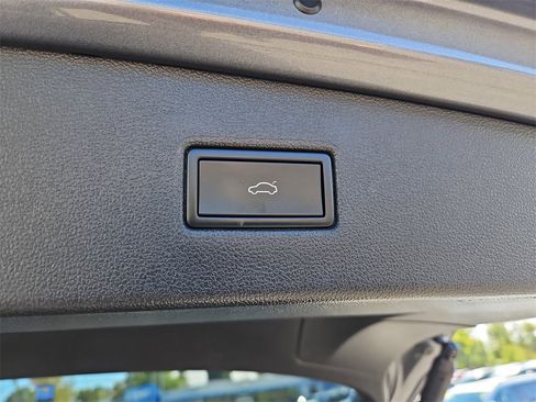 Used 2022 Volkswagen Tiguan SE w/ Panoramic Sunroof Package image 21